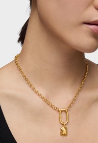 Collar de cadena de oro con un diseño de enlaces ovalados, con un cierre central y un colgante decorativo en forma de mariposa. Textura suave en toda la pieza.
