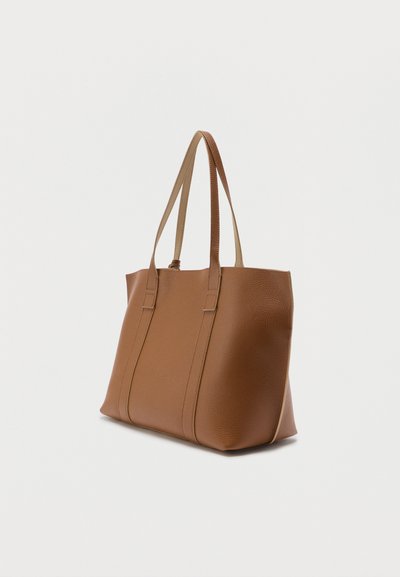 Sac fourre-tout en cuir marron avec deux longues poignées, forme rectangulaire structurée et coutures visibles sur un fond clair uni.