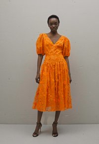 Erdem WAISTED PUFF SLEEVE V-NECK DRESS - Kokteilikleit/peokleit - clementine