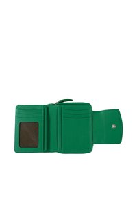 Portafoglio verde in pelle con più slot per carte, una tasca trasparente per l'ID e una chiusura a scatto. Texture liscia e design compatto.