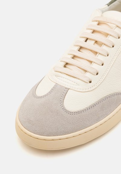 Stuart Weitzman BANNER - Matalavartiset tennarit - white bianco/oatmeal/sage