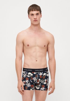 Boxershorts mit navyfarbenem Grund und einem Muster aus Schädeln und Rosen, elastischem Bund mit der Aufschrift "JACK & JONES", aus weichem Material, körpernahem Schnitt.
