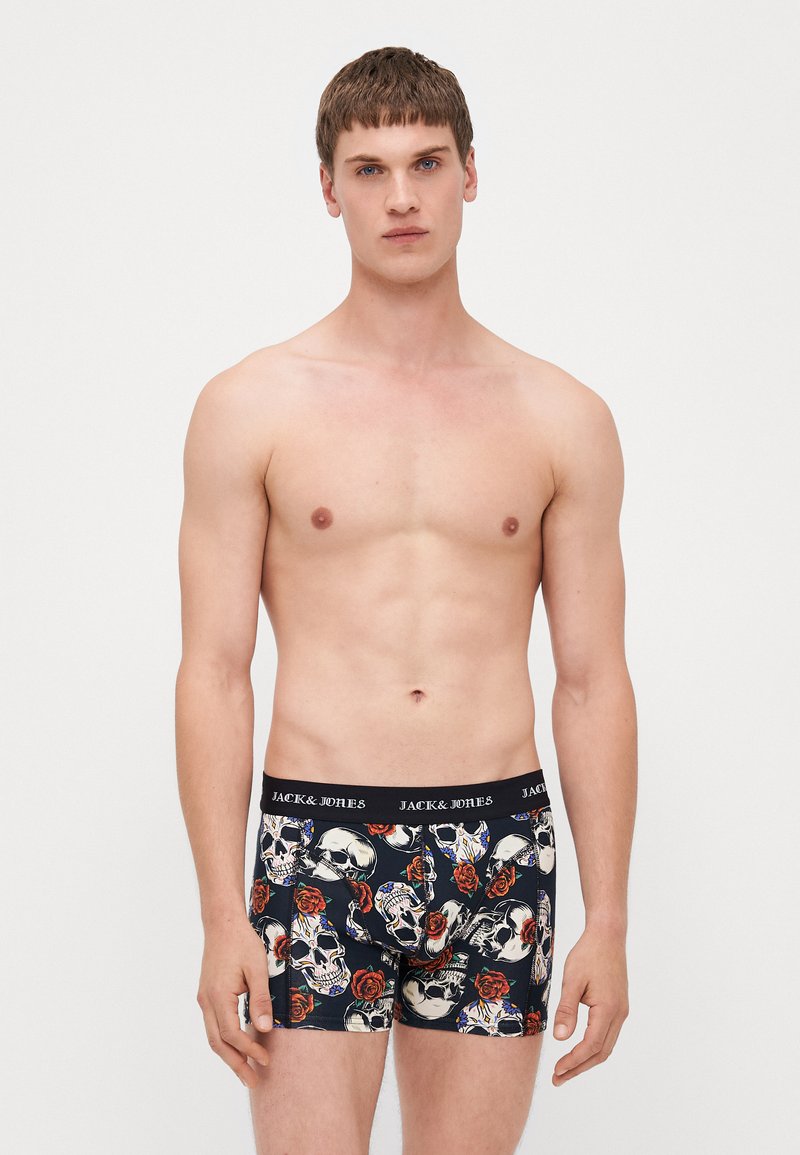 Boxershorts mit navyfarbenem Grund und einem Muster aus Schädeln und Rosen, elastischem Bund mit der Aufschrift "JACK & JONES", aus weichem Material, körpernahem Schnitt.