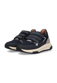 Baskets navy avec plusieurs bandes Velcro gris foncé, matériaux en daim et en maille, bout rond et semelle en caoutchouc de couleur crème.