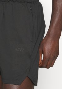 ICANIWILL STRIDE SHORTS - Spordišortsid - black