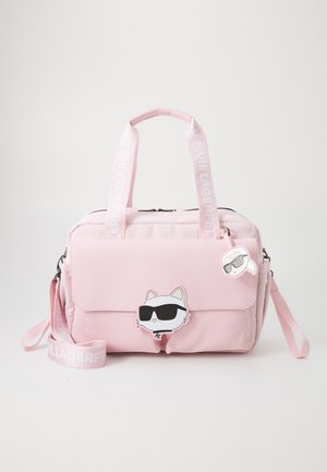 Sac à main rose avec doubles poignées, une bandoulière amovible, un rabat �à l'avant et des détails de chat en cartoon portant des lunettes de soleil. Texture lisse.