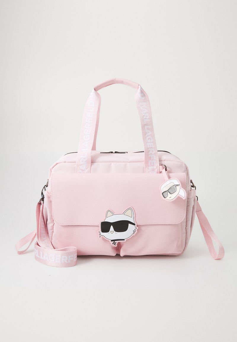Ροζ τσάντα χεριού με διπλές λαβές, αποσπώμενο ιμάντα ώμου, μπροστινή καπάκι και λεπτομέρειες καρτούν με γάτα που φορά γυαλιά ηλίου. Λείος υφής.