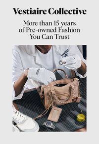 Personne portant des gants blancs inspectant un sac à main beige sur une table avec une montre, une chaussure et un ruban à mesurer à proximité.