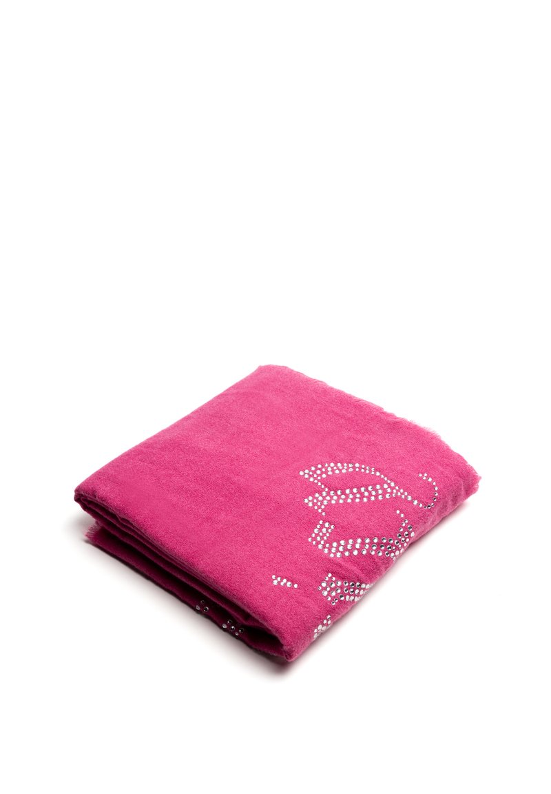 Coperta fucsia realizzata in materiale morbido, caratterizzata da un design piegato con motivi floreali impreziositi da borchie argentate lungo un lato.