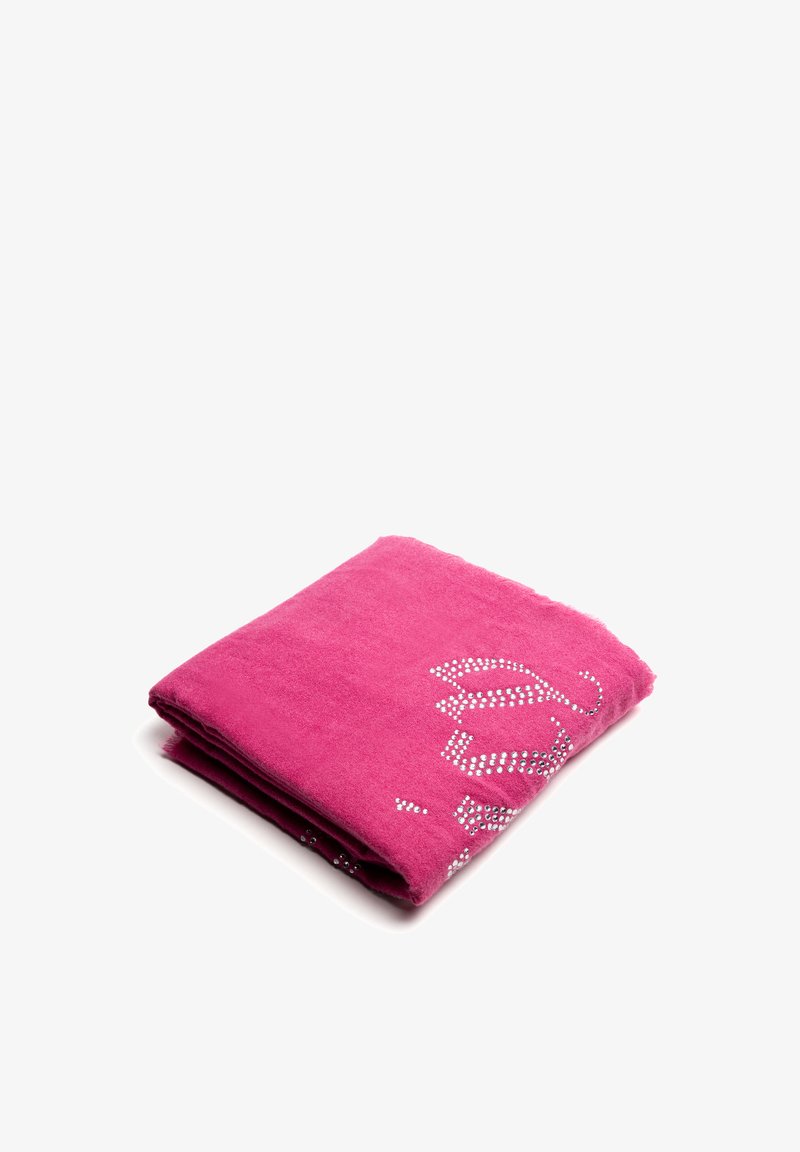 Couverture fuchsia en matériau doux, avec un design plié et des motifs floraux cloutés en argent sur un côté.