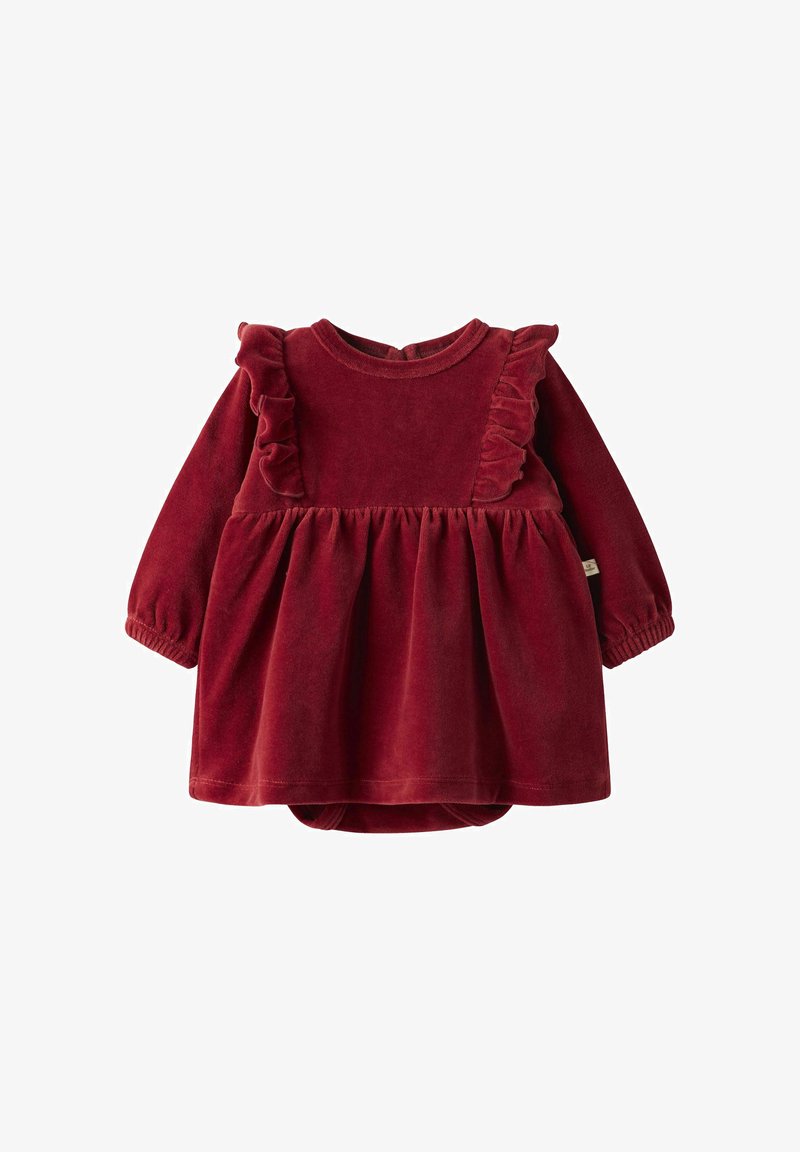 Robe en velours rouge framboise à manches longues, avec des accents froncés le long des épaules et une jupe froncée. Texture douce avec fermeture à pression.