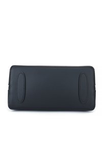 Sac en cuir noir rectangulaire avec une base comportant deux coussinets ovales cousus sur fond blanc.