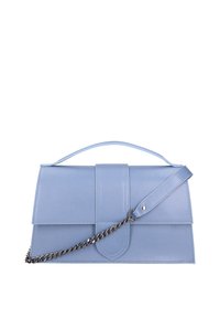 Borsa a tracolla in pelle azzurro chiaro con un design strutturato, parte superiore piatta e tracolla a catena staccabile. Presenta una superficie liscia e una chiusura a patta frontalmente.