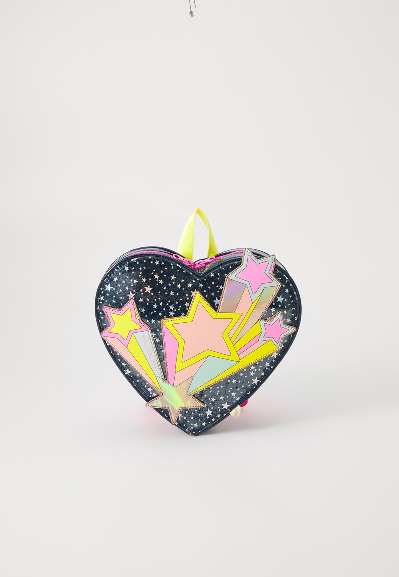 Bolso en forma de corazón con un fondo oscuro estrellado, que presenta acentos de estrellas coloridas en rosa, amarillo y materiales iridiscentes. Cremallera en amarillo neón.