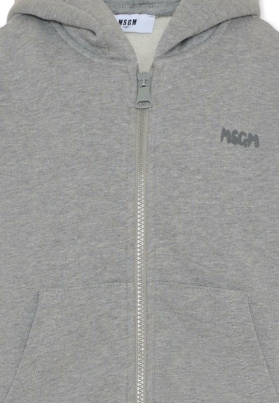 Felpa grigia con zip, dal tessuto morbido, tasche frontali e un piccolo logo MSGM grigio scuro sul lato sinistro in alto.