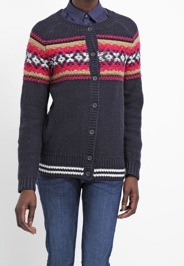Cárdigan de punto en azul marino oscuro con diseño geométrico multicolor en el pecho. Presenta botones, puños acanalados y dobladillo a rayas.