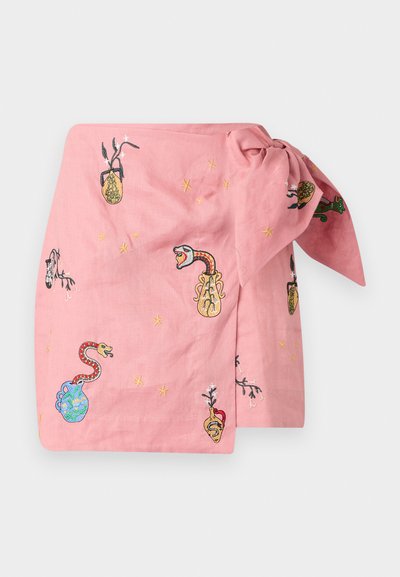 Wrap in lino rosa con ricami di serpenti e vasi. Presenta un dettaglio a nodo e motivi decorativi a stella sparsi.