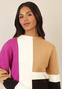 Apart COLORBLOCKING  - Strickkleid - lila-multicolor