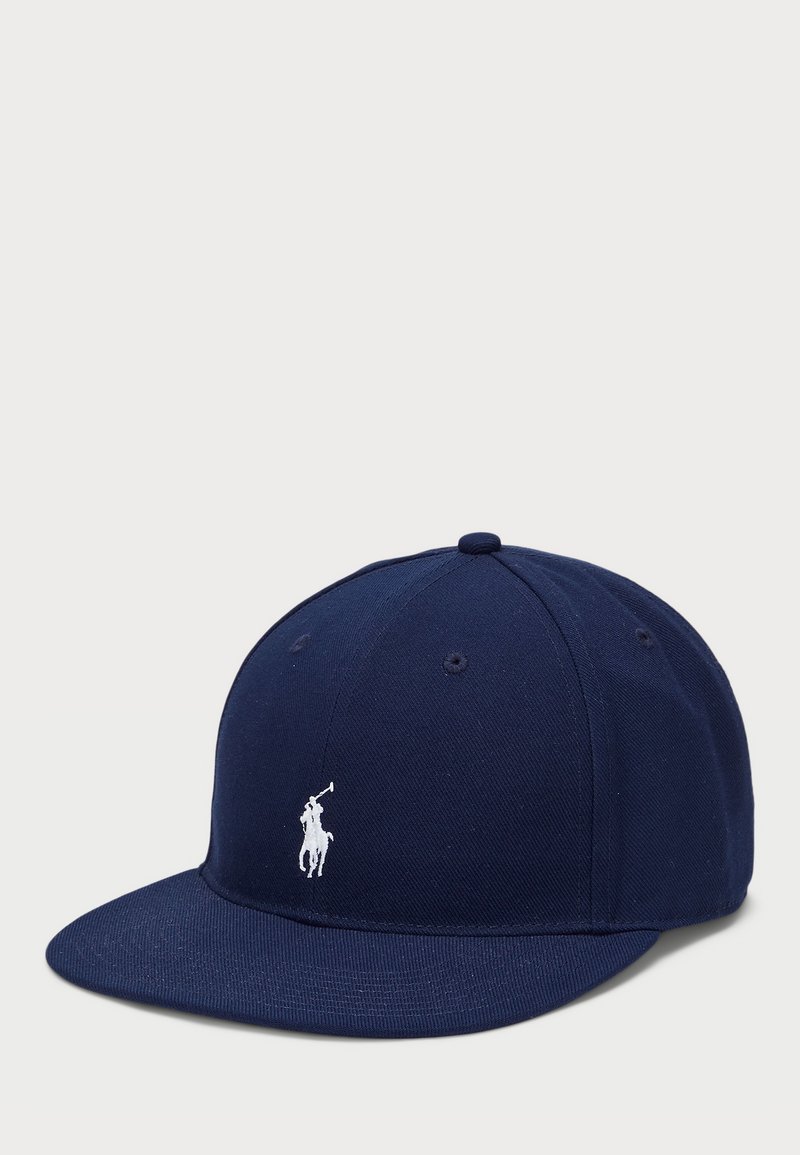 Casquette de baseball navy en tissu mélange coton, avec une visière plate, un design à six panneaux, et un logo polo brodé blanc à l'avant.