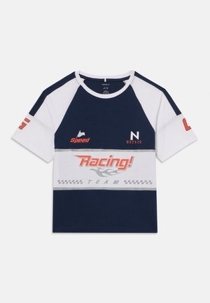 Jūrinės ir baltos spalvos trumpomis rankovėmis marškiniai su apvaliu iškirpimu, grafika "Lenktynės!", languota raštu ir raudonais akcentais ant rankovių.