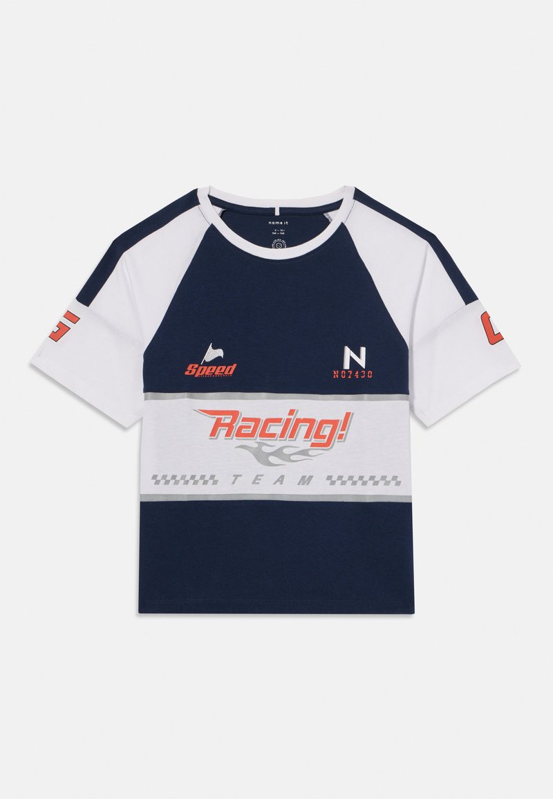 Marineblå og hvit kortermet t-skjorte med rund hals, "Racing!" grafikk, rutet mønster og røde detaljer på ermene.