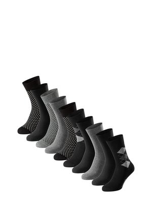 Tien paar zwarte en grijze met patroon en effen sneakersokken, diagonaal gerangschikt op een witte achtergrond.