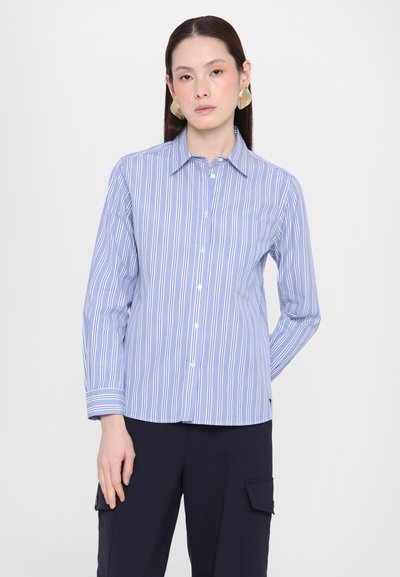 Chemise à rayures bleues et blanches, à manches longues, avec une poche. Le tissu semble lisse, dotée d'un col standard et d'un ourlet droit.
