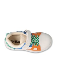 Wielokolorowe sneakersy z białą gumową podeszwą, z pomarańczowymi, niebieskimi i zielonymi akcentami. Zawierają zielone wstążki w kratę oraz zapięcie na rzep.