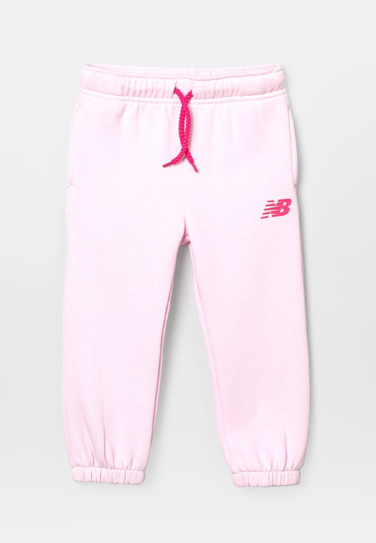 Pantalons de survêtement rose clair avec une taille élastique, cordon de serrage rose et bas resserrés. Présente un petit logo New Balance blanc sur le côté.