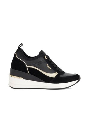 Zwarte wedge sneaker met gouden accenten, vetersluiting aan de voorkant, witte zool en een lus aan de hiel, gezien vanaf de zijkant.