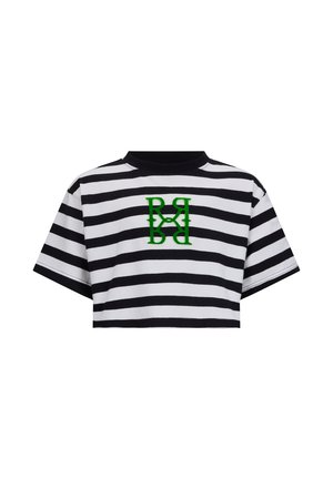 T-shirt cropped a righe bianche e nere con scollatura tonda, caratterizzata da un logo ricamato verde al centro. Materiale in cotone. Maniche corte.