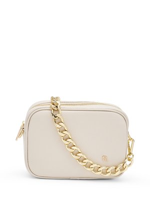 Pequeño bolso bandolera rectangular de cuero beige con correa de cadena dorada y cierre de cremallera sobre fondo blanco.