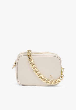 Pequeño bolso bandolera rectangular de cuero beige con correa de cadena dorada y cierre de cremallera sobre fondo blanco.