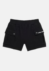 Μαύρα σορτς με ελαστική μέση και δύο πλαϊνές τσέπες με κουμπιά, μία από τις τσέπες έχει τάπα με το λογότυπο "KARL LAGER".