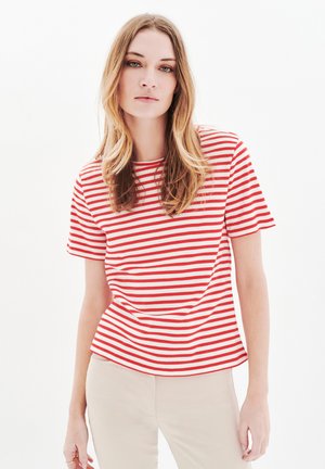 Camiseta de rayas rojas y blancas, de mangas cortas, hecha de una tela suave. Cuenta con un cuello redondo y un corte relajado.