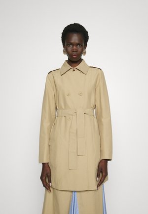 Beiger Trenchcoat mit doppelreihigen Knöpfen, einer gebundenen Taille und Schulterklappen. Lange Ärmel und eine gerade Silhouette. Glattes Material.