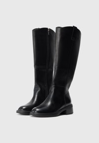 Bottes noires en cuir jusqu'aux genoux avec un bout arrondi, fermeture éclair, talon bloc et texture lisse ; design minimaliste sans motifs.
