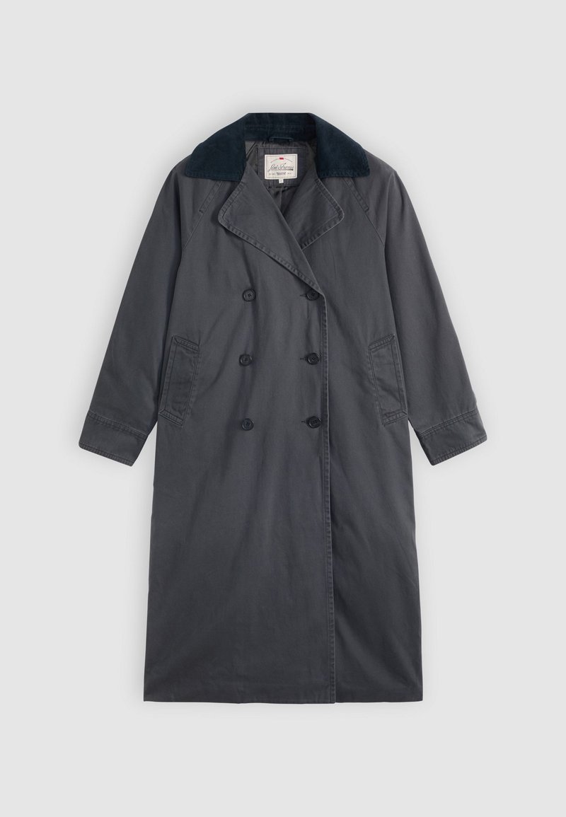 Manteau trench gris foncé avec un design à double boutonnage, large col à revers en marine, poches latérales et manches longues.