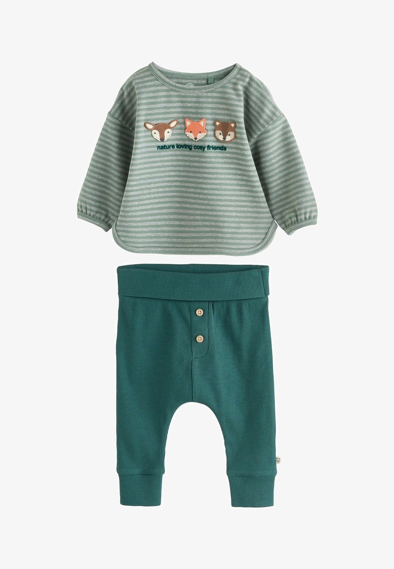 Haut bébé à manches longues rayé vert avec animaux de la forêt brodés et texte, associé à un pantalon vert uni en côte avec deux boutons à l’avant.
