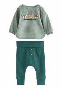 Grün gestreiftes Langarmshirt mit Tierstickerei und Text, kombiniert mit türkisfarbenen Rippenhosen mit breitem Bund und zwei Knöpfen.