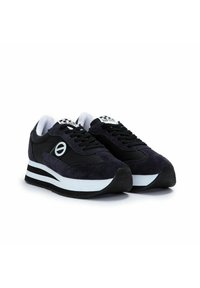 Zwarte suède en stoffen sneakers met een witte middenzool en een zwarte buitenzool. Voorzien van een ronde logo en vetersluiting met een gevoerde kraag.