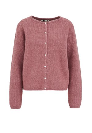 Cardigan en tricot doux couleur rose poussiéreux avec des manches longues, un col rond et de petits boutons blancs sur le devant.