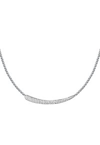 Collana d'argento con un design a catena curva e una superficie liscia e lucida, arricchita da cristalli trasparenti incastonati a pavé.