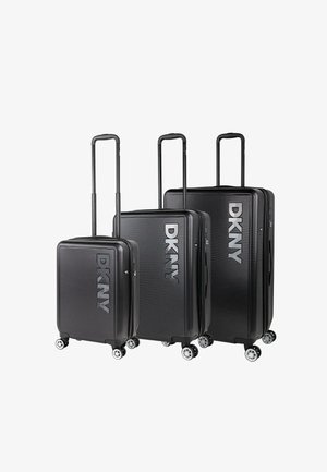 Tres maletas rígidas negras de tamaños variados con superficie texturizada, que presentan el logo de DKNY y cuatro ruedas para facilitar su movilidad.