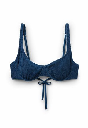 Top de bikini azul marino texturizado con tirantes ajustables y detalle de nudo frontal sobre fondo blanco.
