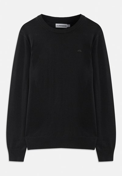 Melns garām piedurknēm kreklu ar apaļu izgriezumu, ar ribota veida piedurknēm un apakšmalu, kam ir neliels, diskrēts logs kreisajā krūtī.