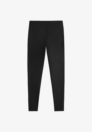 Schwarze Leggings aus glattem, dehnbarem Stoff. Sie haben eine figurbetonte Silhouette und einen elastischen Bund ohne sichtbare Beschläge oder Muster.