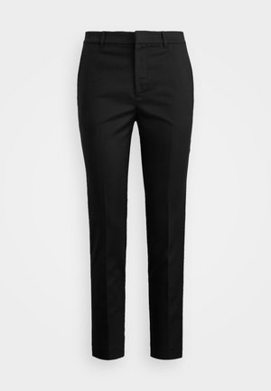 Pantalones negros ajustados de corte slim. Hechos de una tela suave con un frente plano, trabillas para cinturón y un sutil brillo. Diseño de pierna recta.