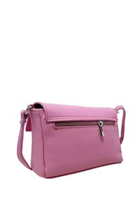 Borsa a tracolla in pelle rosa con tasca frontale con zip, texture liscia, forma rettangolare e tracolla regolabile.