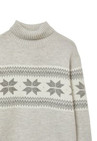 Beige gestrickter Rollkragenpullover mit grauem und weißem geometrischem Schneeflockenmuster über der Brust und an den Ärmeln.